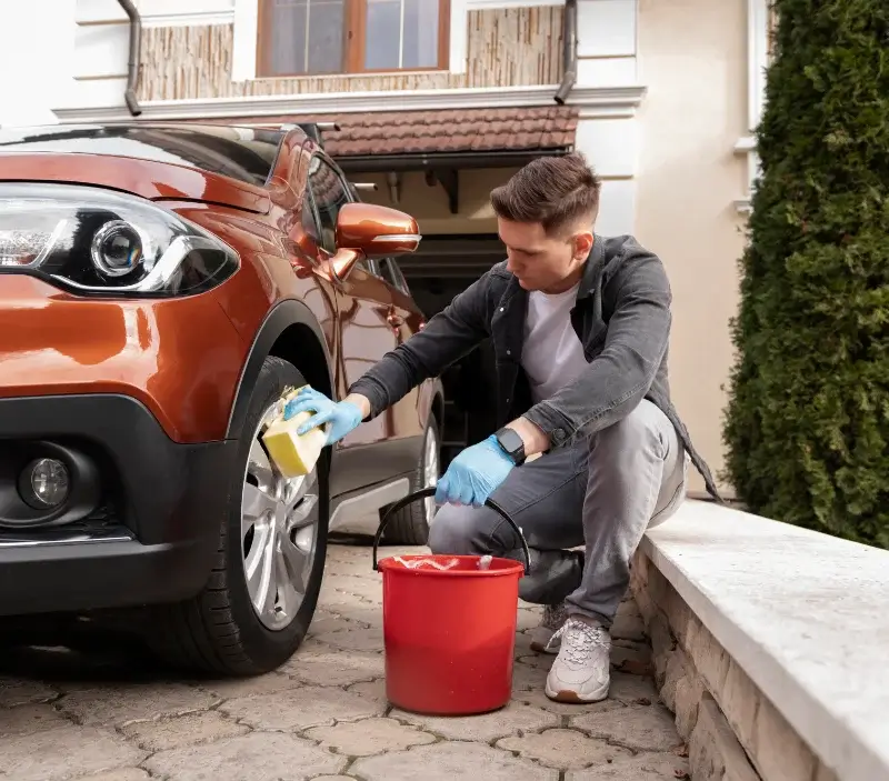 Lavage auto à domicile Milhars : professionnel intervenant sur un véhicule